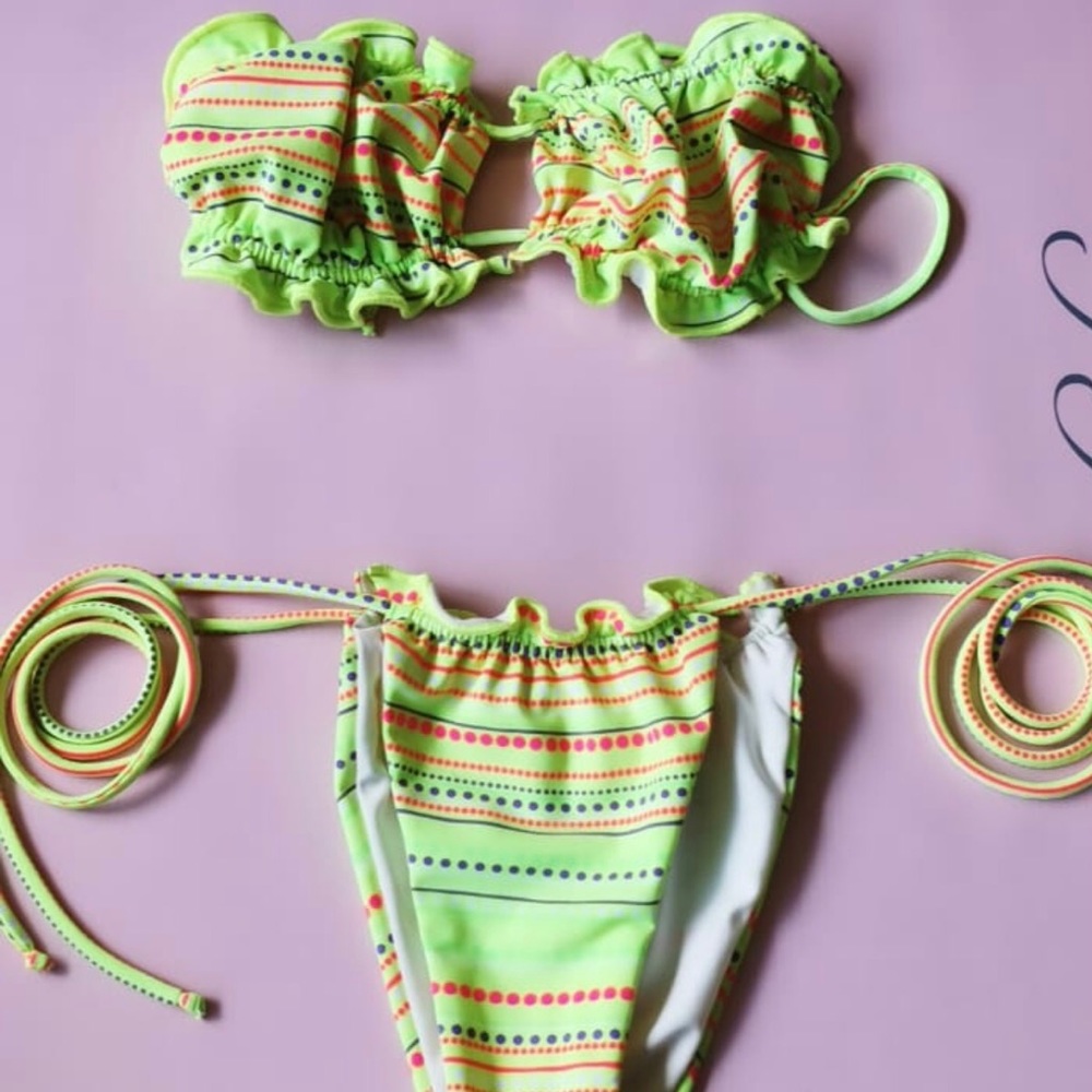 Green bikini colombiano